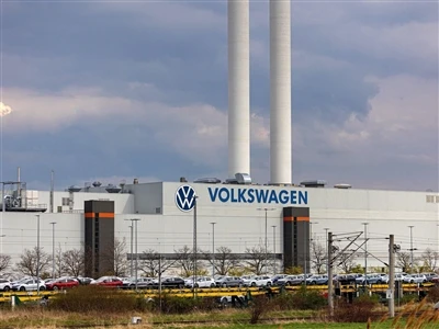 Fábrica alemã da Volkswagen interrompe produção devido a falha de TI