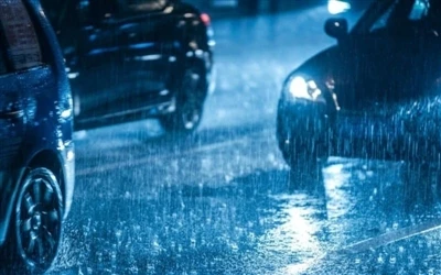 Por que a bateria de um carro descarrega quando chove?