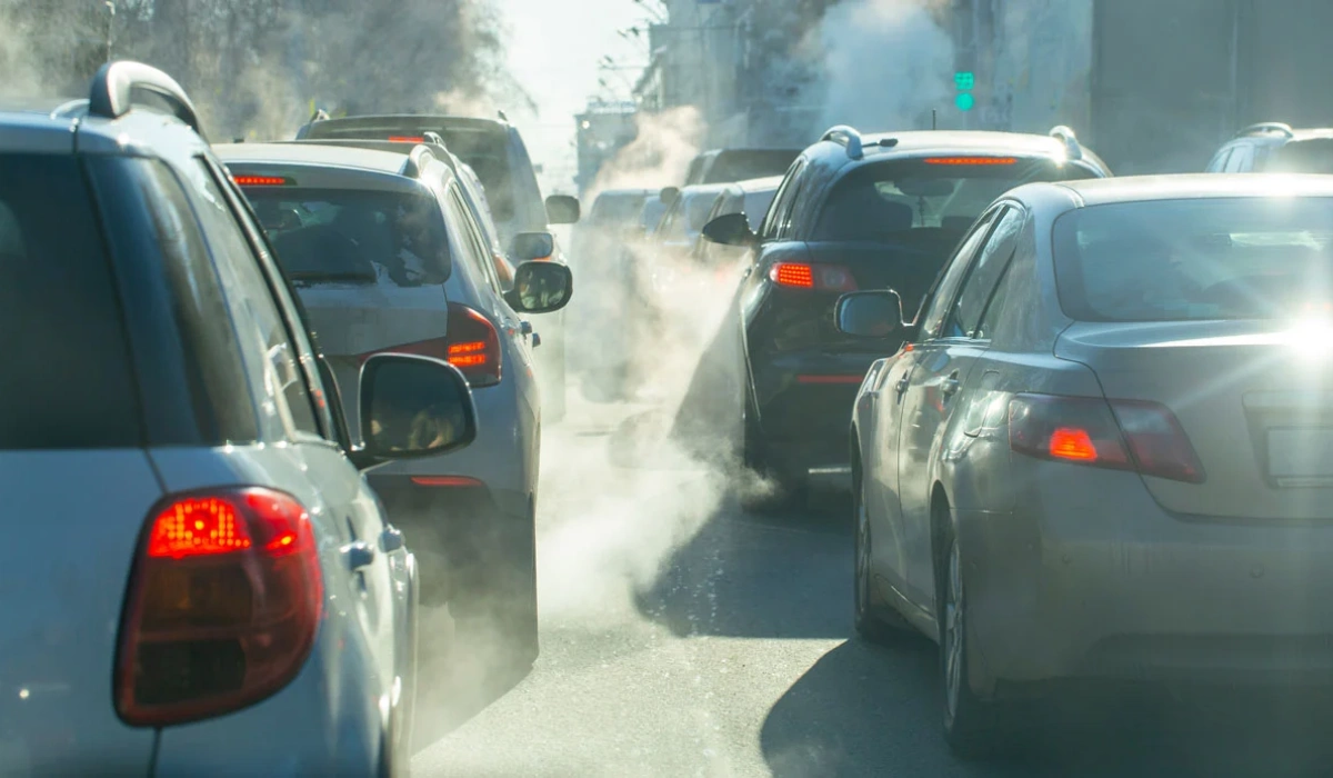 Quanto o transporte de cinco passageiros afeta o consumo de combustível de um...