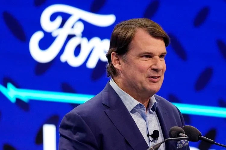 CEO da Ford discute impacto de grande greve: considerará seriamente onde prod...
