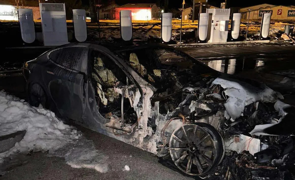 Tesla investiga incidente de incêndio envolvendo carregamento do Modelo S na ...